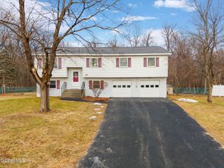 77 Bridle Path, Colonie, NY 12205