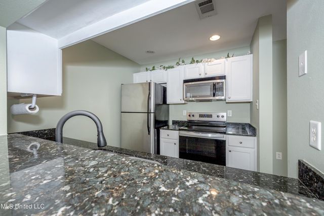 2421 Beachview Drive, H2, Ocean Springs, MS 39564