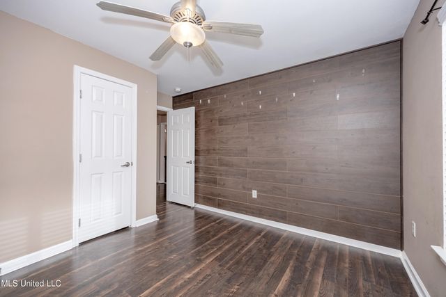 2421 Beachview Drive, H2, Ocean Springs, MS 39564