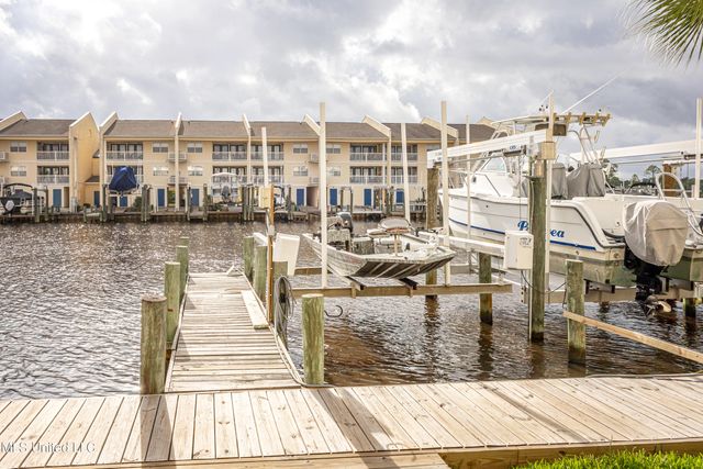 2421 Beachview Drive, H2, Ocean Springs, MS 39564