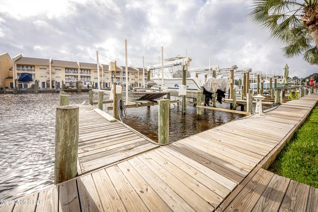 2421 Beachview Drive, H2, Ocean Springs, MS 39564