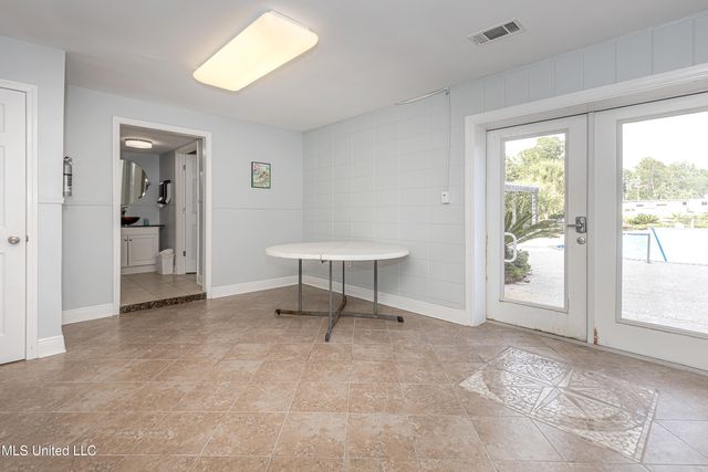 2421 Beachview Drive, H2, Ocean Springs, MS 39564