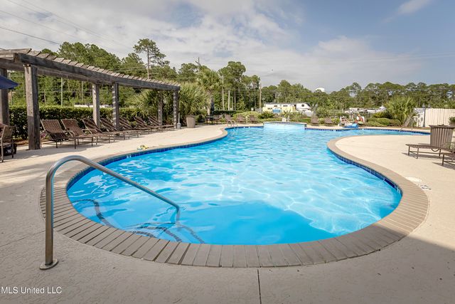 2421 Beachview Drive, H2, Ocean Springs, MS 39564
