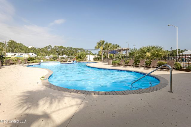 2421 Beachview Drive, H2, Ocean Springs, MS 39564