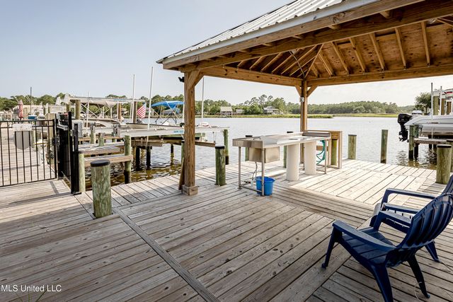 2421 Beachview Drive, H2, Ocean Springs, MS 39564