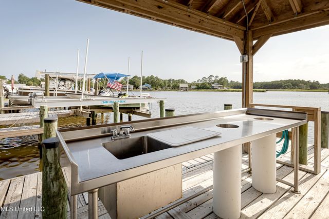 2421 Beachview Drive, H2, Ocean Springs, MS 39564