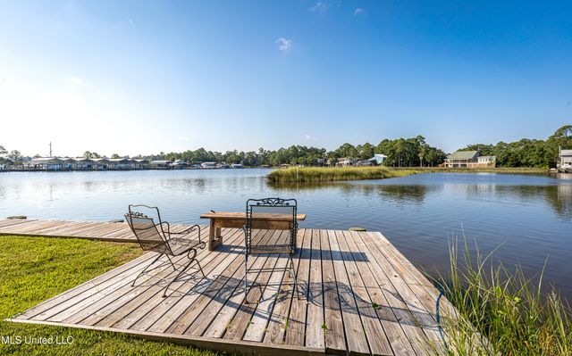 2421 Beachview Drive, H2, Ocean Springs, MS 39564