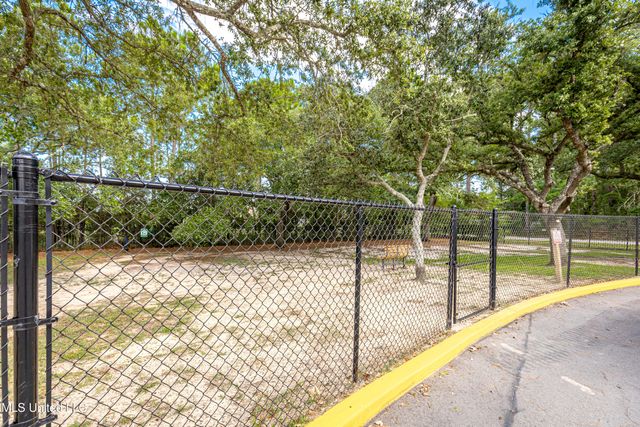 2421 Beachview Drive, H2, Ocean Springs, MS 39564