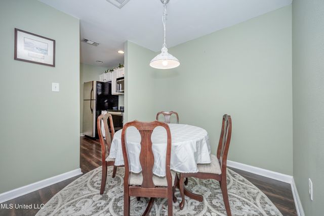 2421 Beachview Drive, H2, Ocean Springs, MS 39564