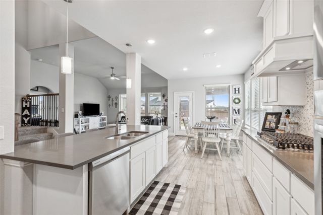 900 Superbloom Avenue, Justin, TX 76247