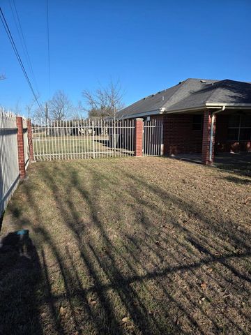 2607 Cherrylawn DR, Taylor, TX 76574