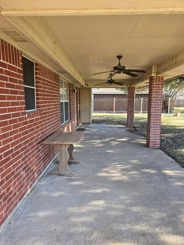 2607 Cherrylawn DR, Taylor, TX 76574