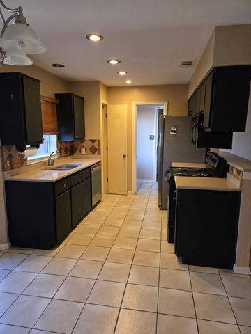 2607 Cherrylawn DR, Taylor, TX 76574