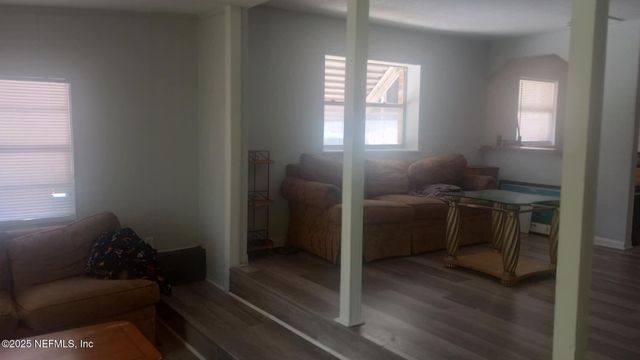 565 STARRATT Road, Jacksonville, FL 32218