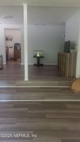 565 STARRATT Road, Jacksonville, FL 32218