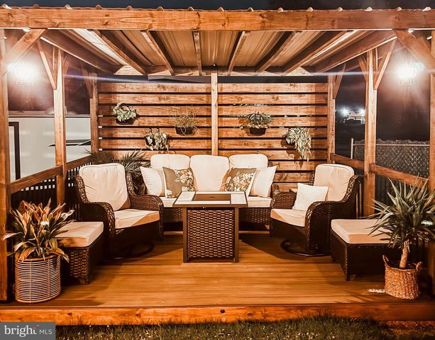 206 N PETERS ST, New Oxford, PA 17350