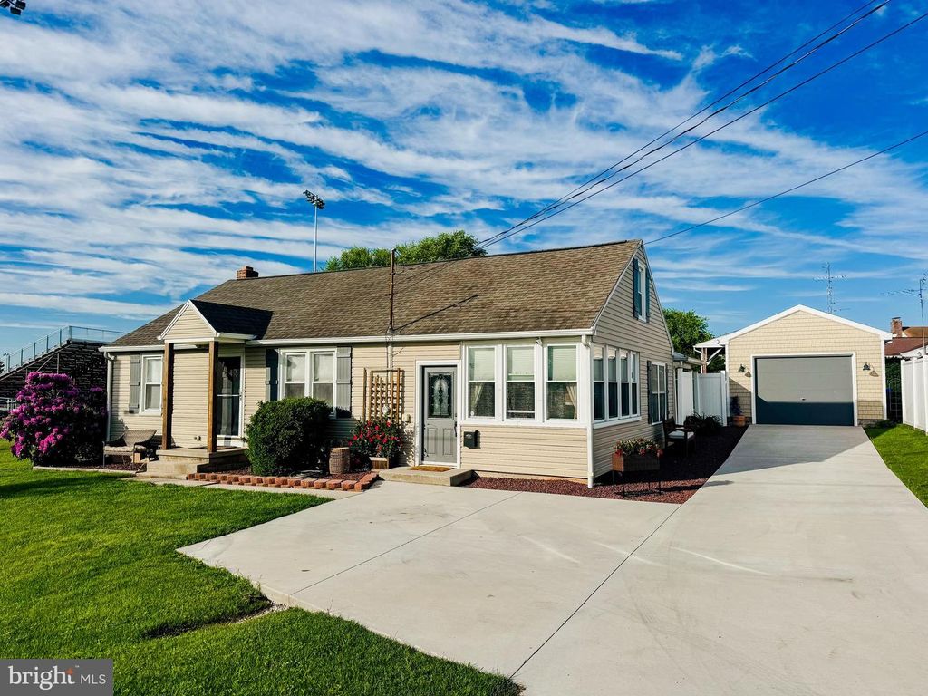 206 N PETERS ST, New Oxford, PA 17350