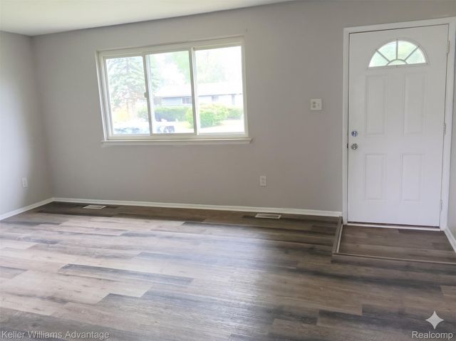 15587 Oakbrook Street, Romulus, MI 48174
