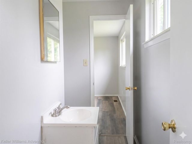15587 Oakbrook Street, Romulus, MI 48174