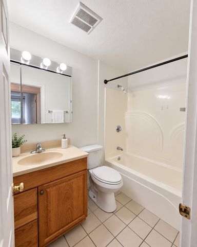 245 Lafayette St 2D, Salem, MA 01970