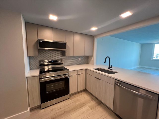 6104 PALMA DEL MAR BOULEVARD S 607, St Petersburg, FL 33715