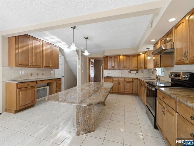 96 Lower Notch, Little Falls, NJ 07424