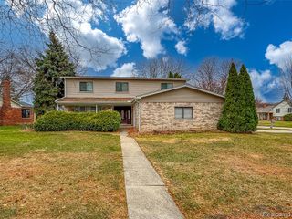 3960 Kings Point Drive, Troy, MI 48083