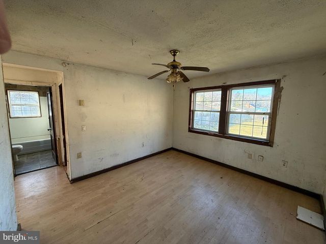 558 MARTINSBURG RD, Berkeley Springs, WV 25411