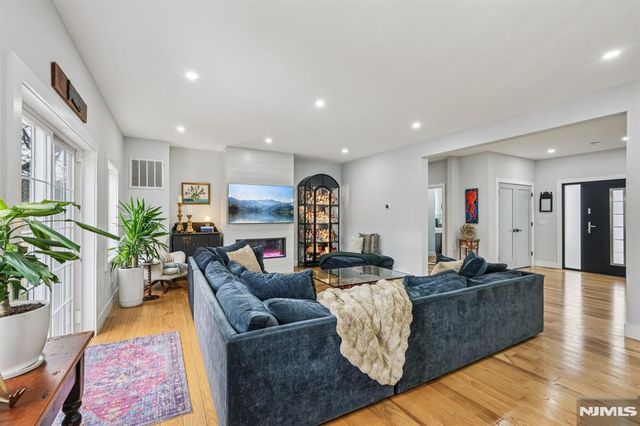 109 Arbor Drive, Ho-ho-kus, NJ 07423