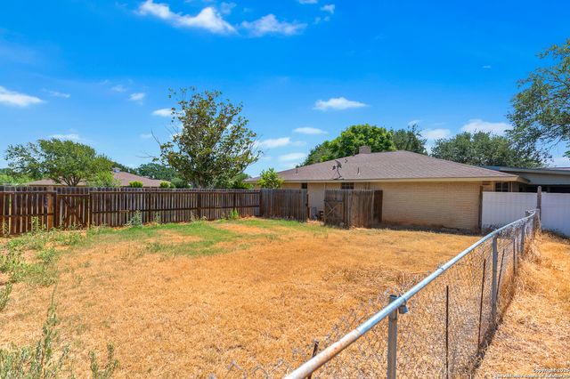 198 Encino Drive, Pearsall, TX 78061