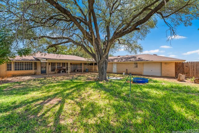 198 Encino Drive, Pearsall, TX 78061