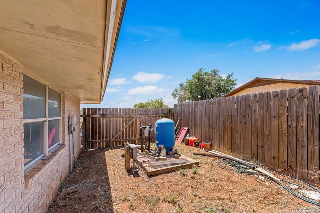 198 Encino Drive, Pearsall, TX 78061