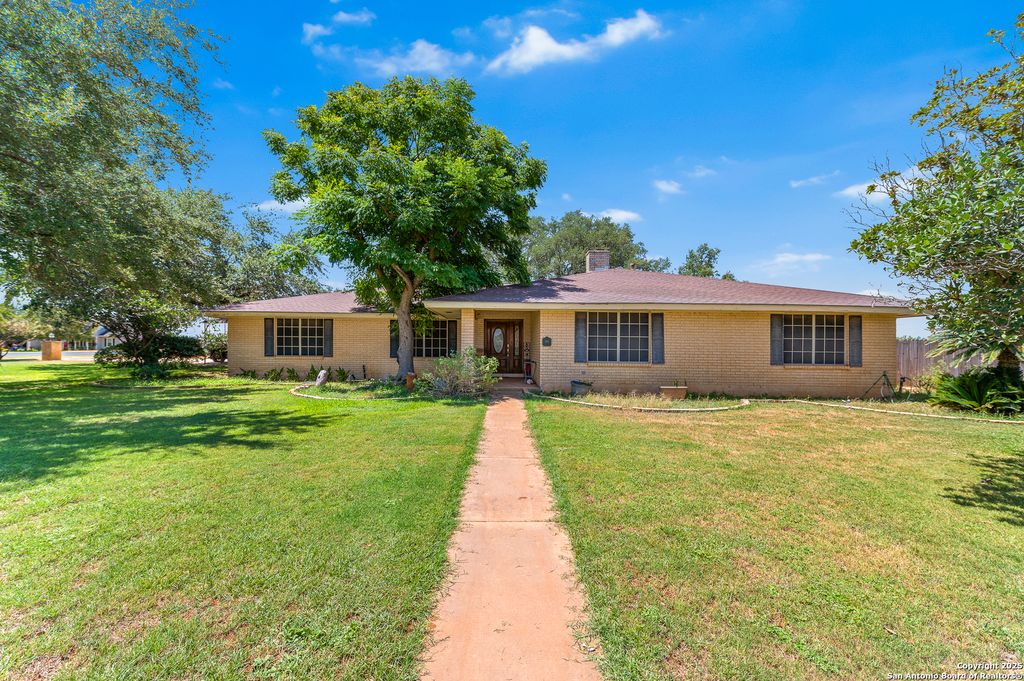 198 Encino Drive, Pearsall, TX 78061