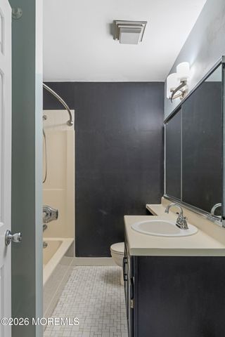 22 Oak Lane, Eatontown, NJ 07724