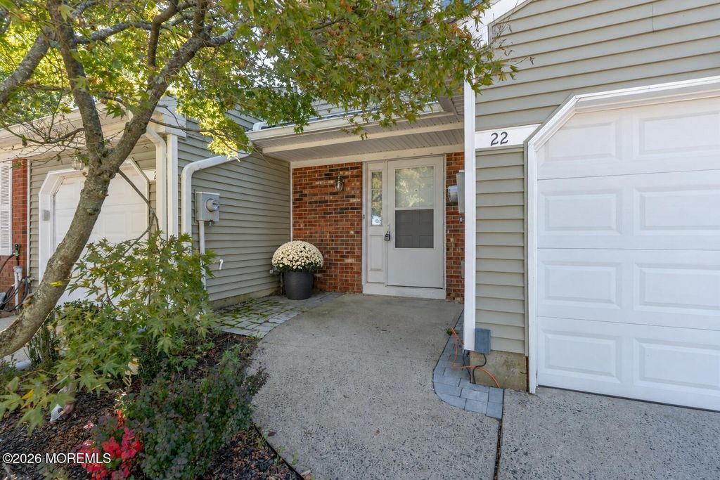 22 Oak Lane, Eatontown, NJ 07724