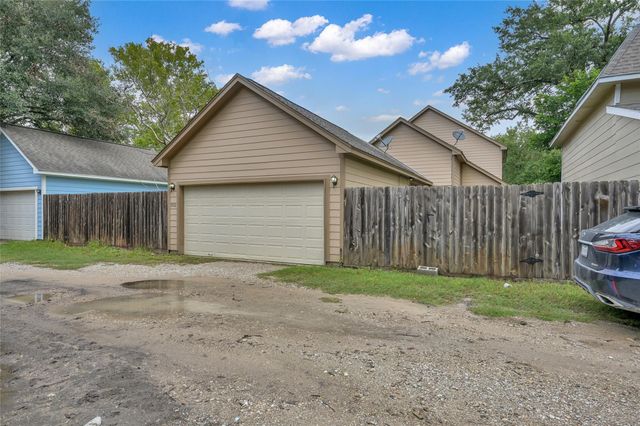 592 Mosswood Drive, Conroe, TX 77302