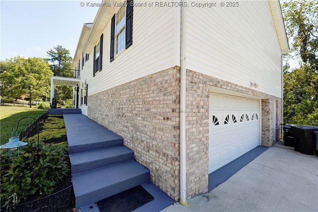 1 Bridlewood Road, Charleston, WV 25314