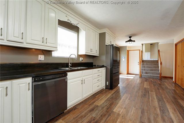 1 Bridlewood Road, Charleston, WV 25314