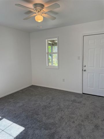 404 Lee ST, Smithville, TX 78957