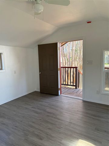 404 Lee ST, Smithville, TX 78957