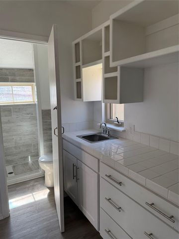 404 Lee ST, Smithville, TX 78957