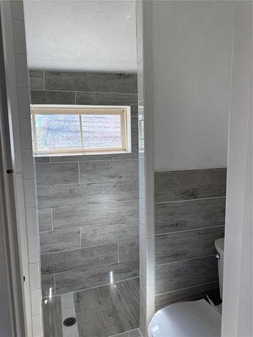 404 Lee ST, Smithville, TX 78957