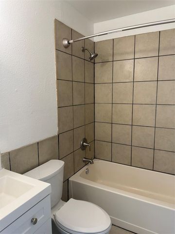 404 Lee ST, Smithville, TX 78957