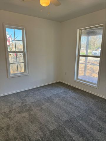 404 Lee ST, Smithville, TX 78957