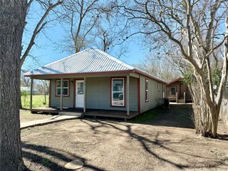 404 Lee ST, Smithville, TX 78957