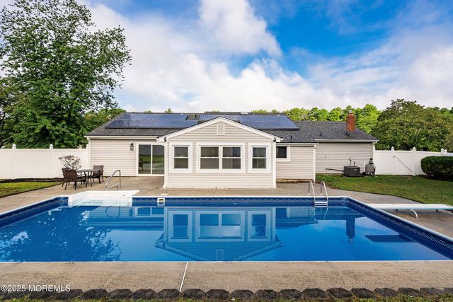 4 Harpers Ferry Road, Toms River, NJ 08753