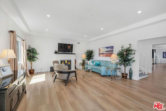 4261 Palmero Boulevard, Los Angeles, CA 90008