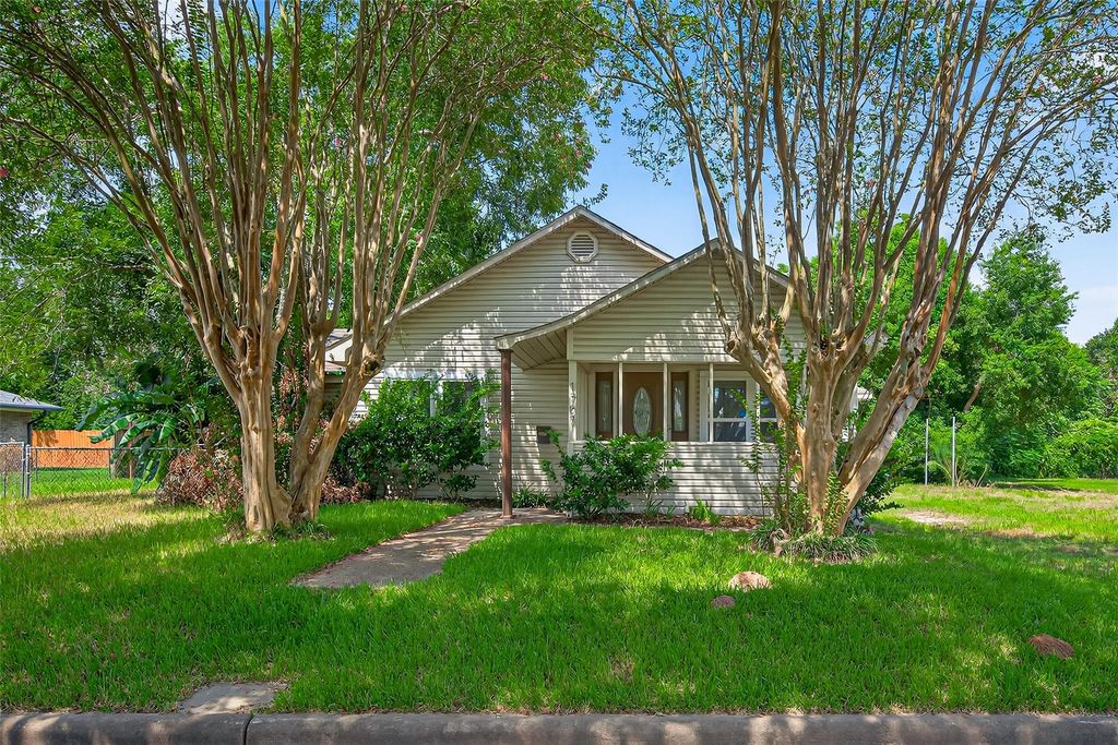 1707 N San Jacinto Street, Liberty, TX 77575