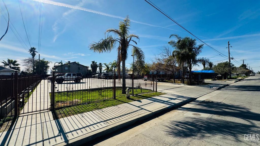 Image 11 of property listing at 3017 Potomac Avenue, Bakersfield, CA 93307