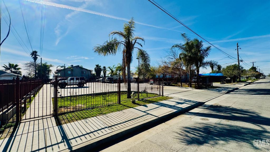 Image 4 of property listing at 3017 Potomac Avenue, Bakersfield, CA 93307